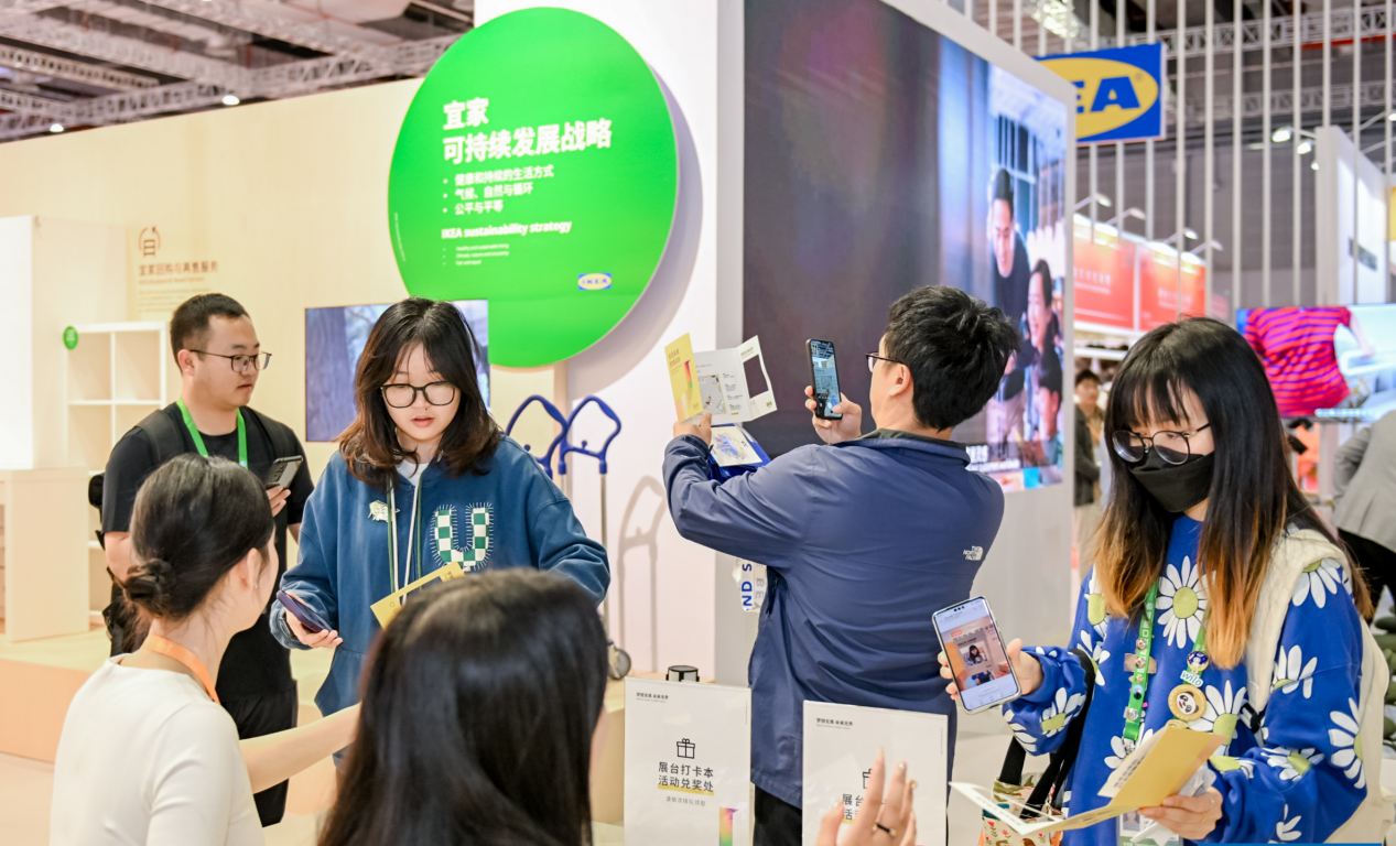 宜家展台，参观者正在了解“回购和再售”服务。人民网欧阳易佳摄