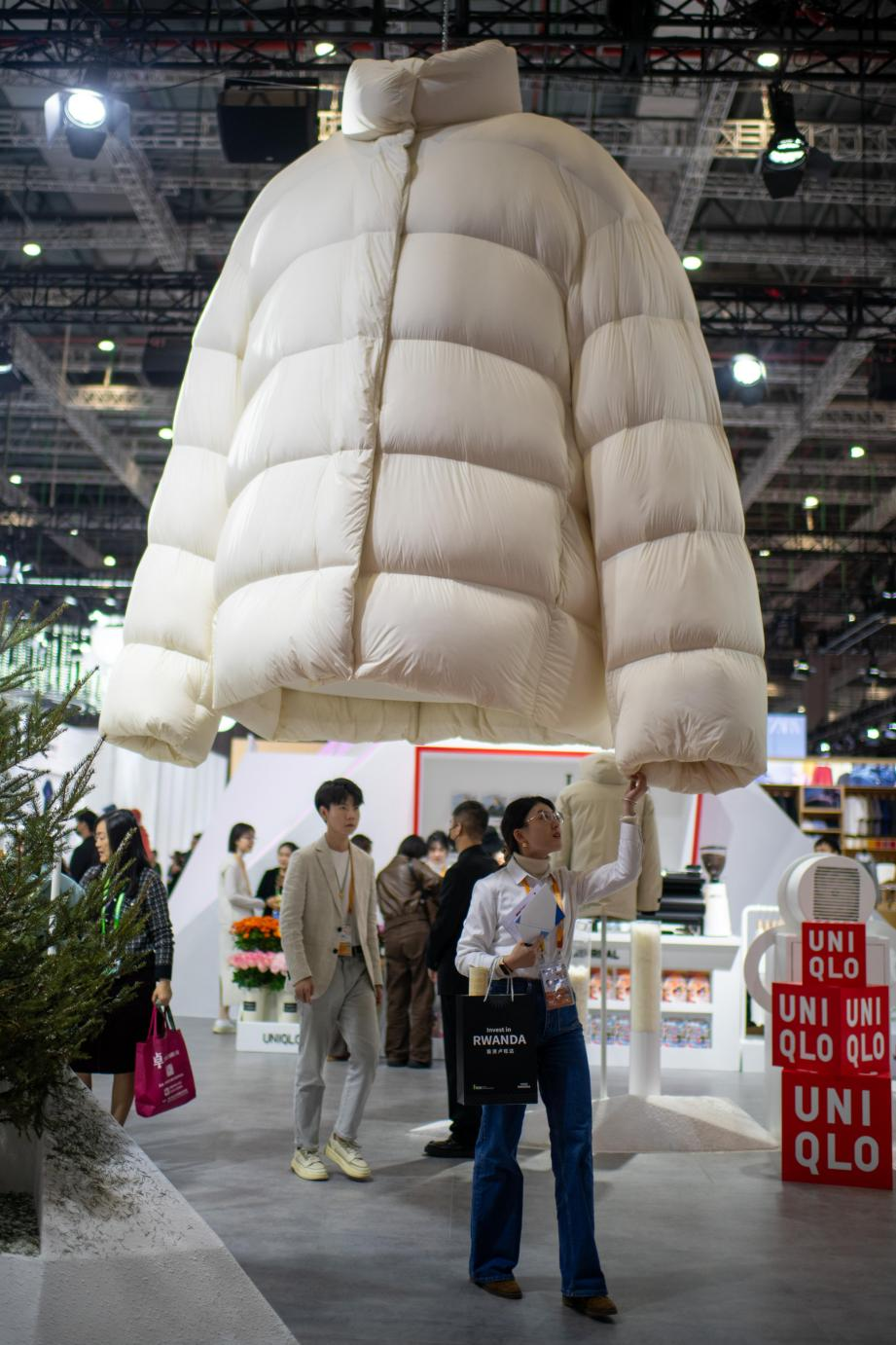 优衣库展台，采用纳米级纤维技术材料的巨型羽绒服吸引参观者目光。人民网记者翁奇羽摄