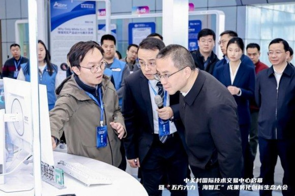 工信部科技司司长魏巍莅临共绩科技展位 算力调度创新成果获肯定